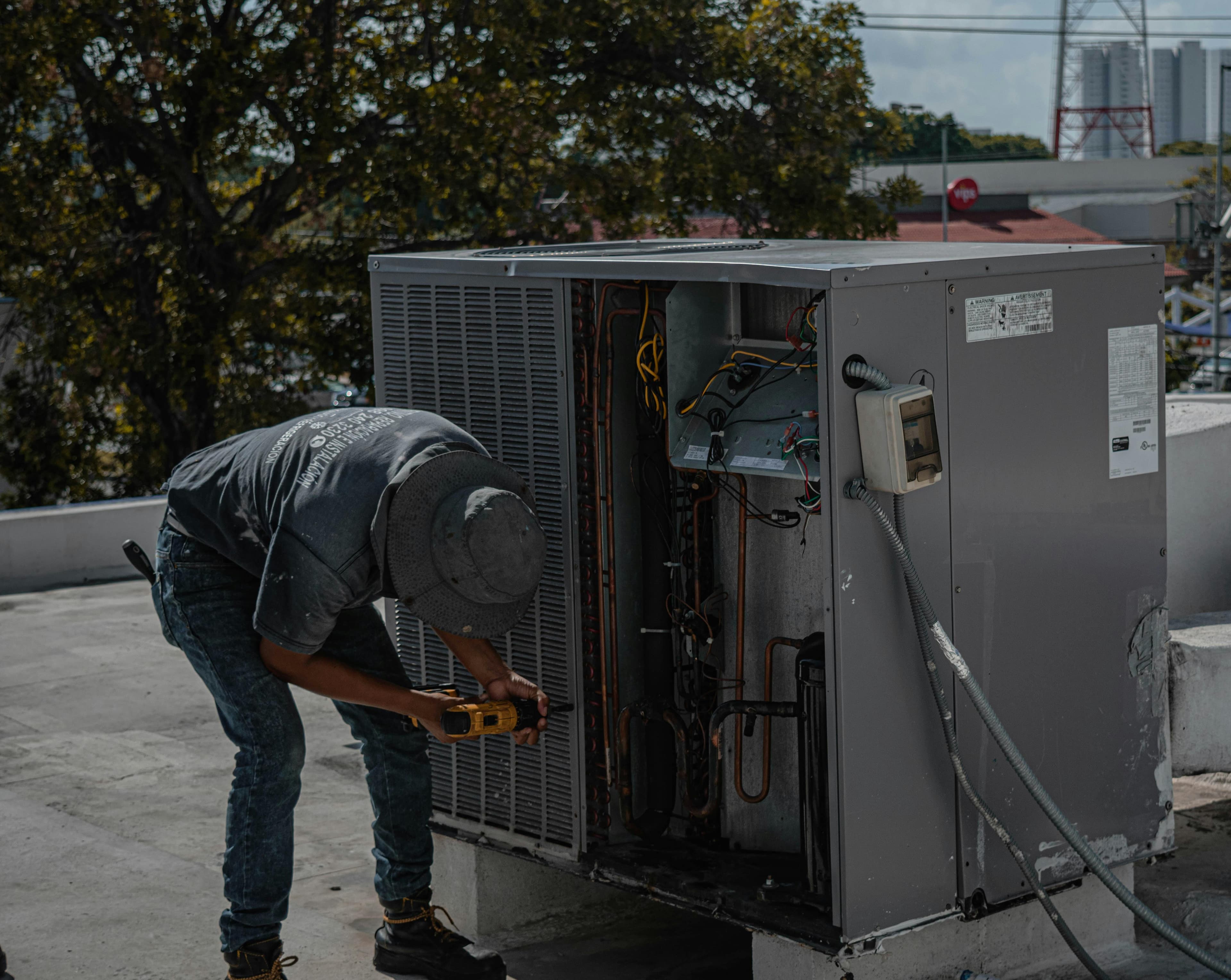 Ingenieros trabajando en cálculos