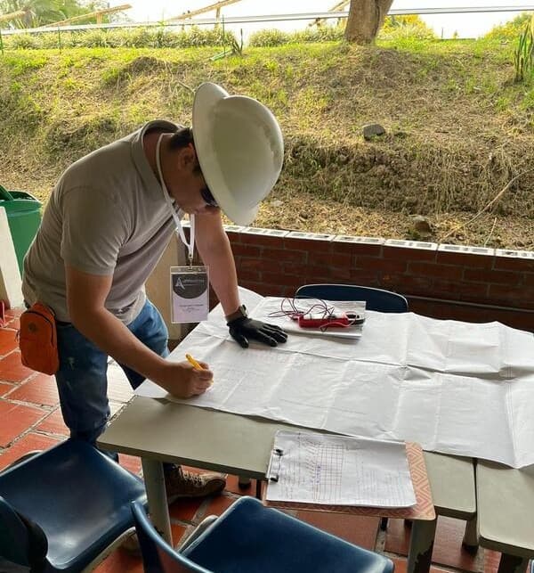 Ingeniero eléctrico Estiven Cometta Perdomo trabajando en un proyecto de Electro Cálculos S.A.S.